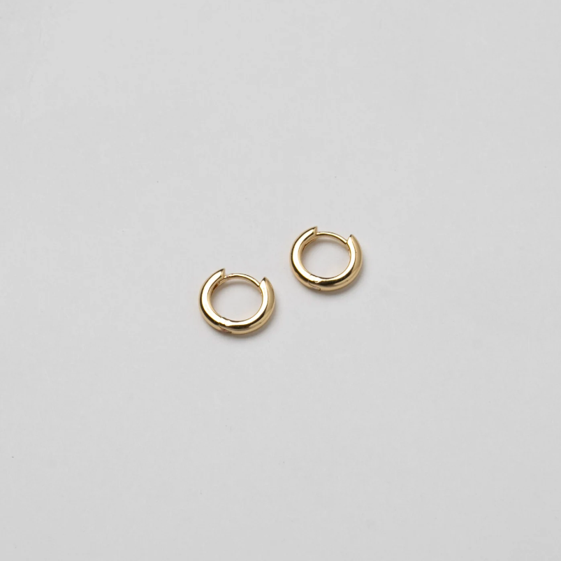 CLASSIC HUGGIE GOLD HOOP EARRINGS